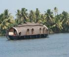 Дом на воде на реке, лодка предназначена как жилье